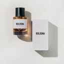 Sniff Bologna Eau de Parfum μπουκάλι και κουτί συσκευασίας σε λευκό minimal φόντο